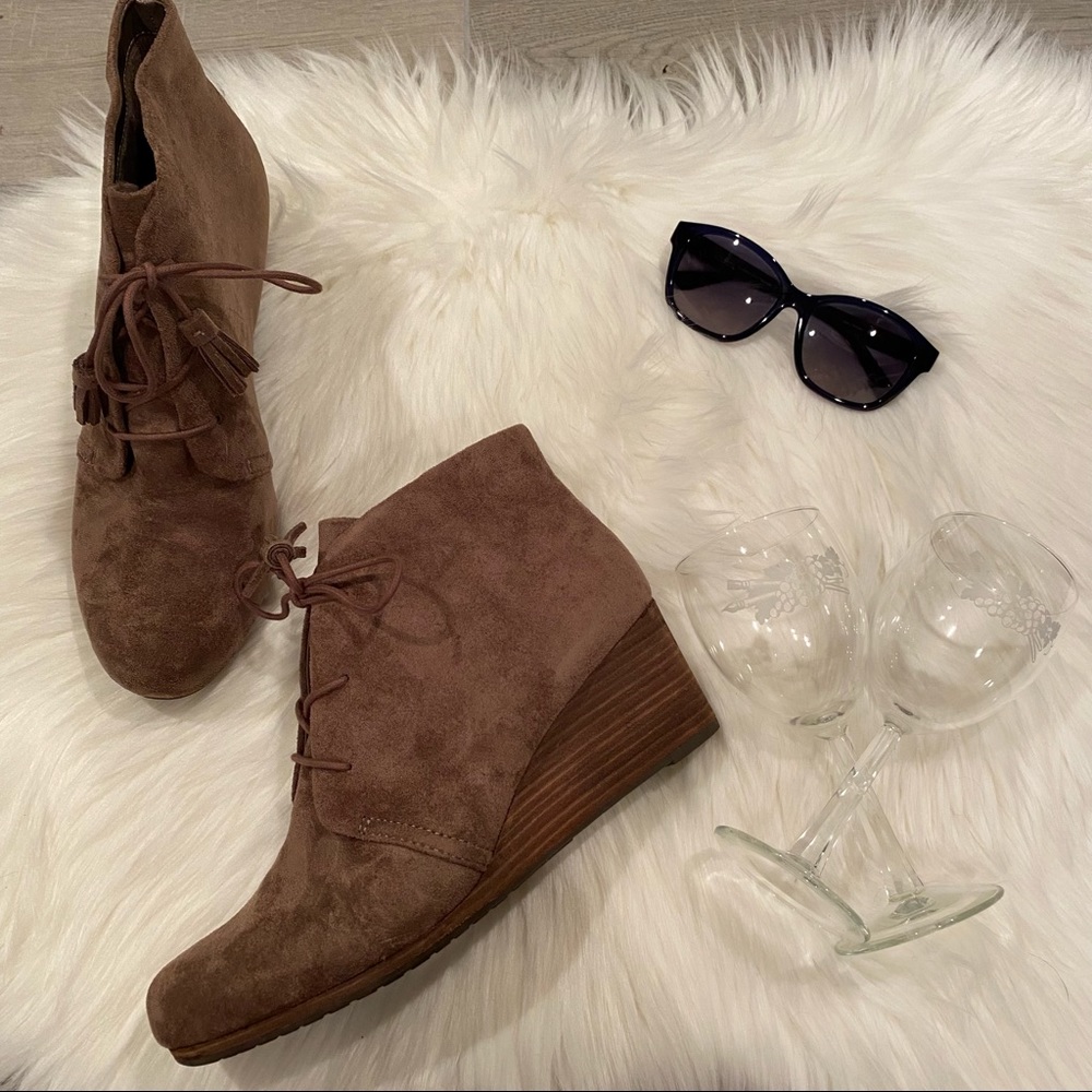 Dr. Scholl’s Dakota Brown Suede Memory Foam Tassel Lace Bootie